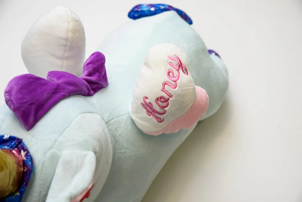 Plüss EGYSZARVÚ kék babatakaróval belül