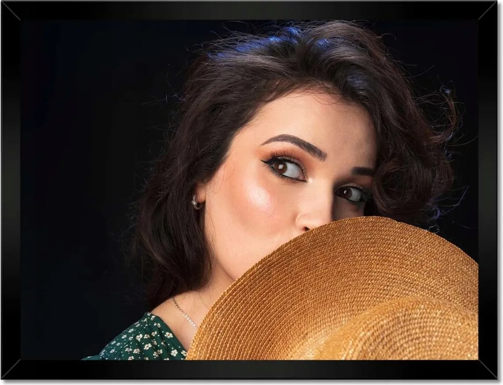 Poszterek keretben 40x30 Hölgy kalappal