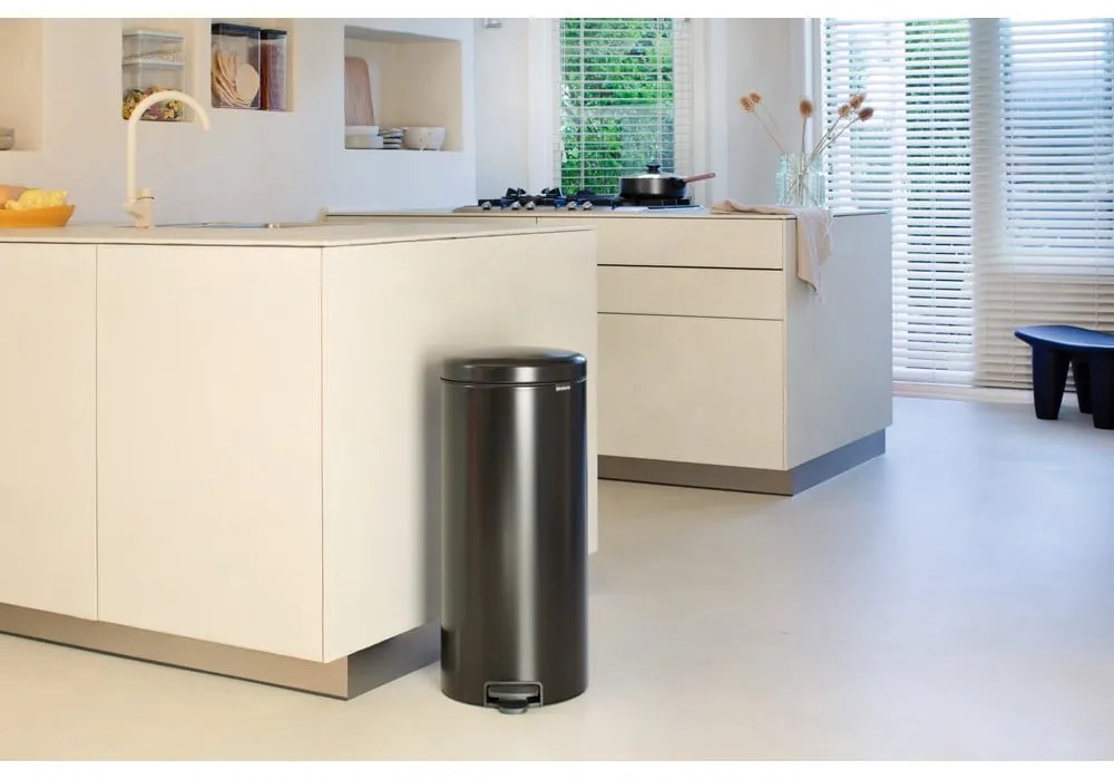 Matt fekete acél pedálos szemetes 30 l NewIcon – Brabantia