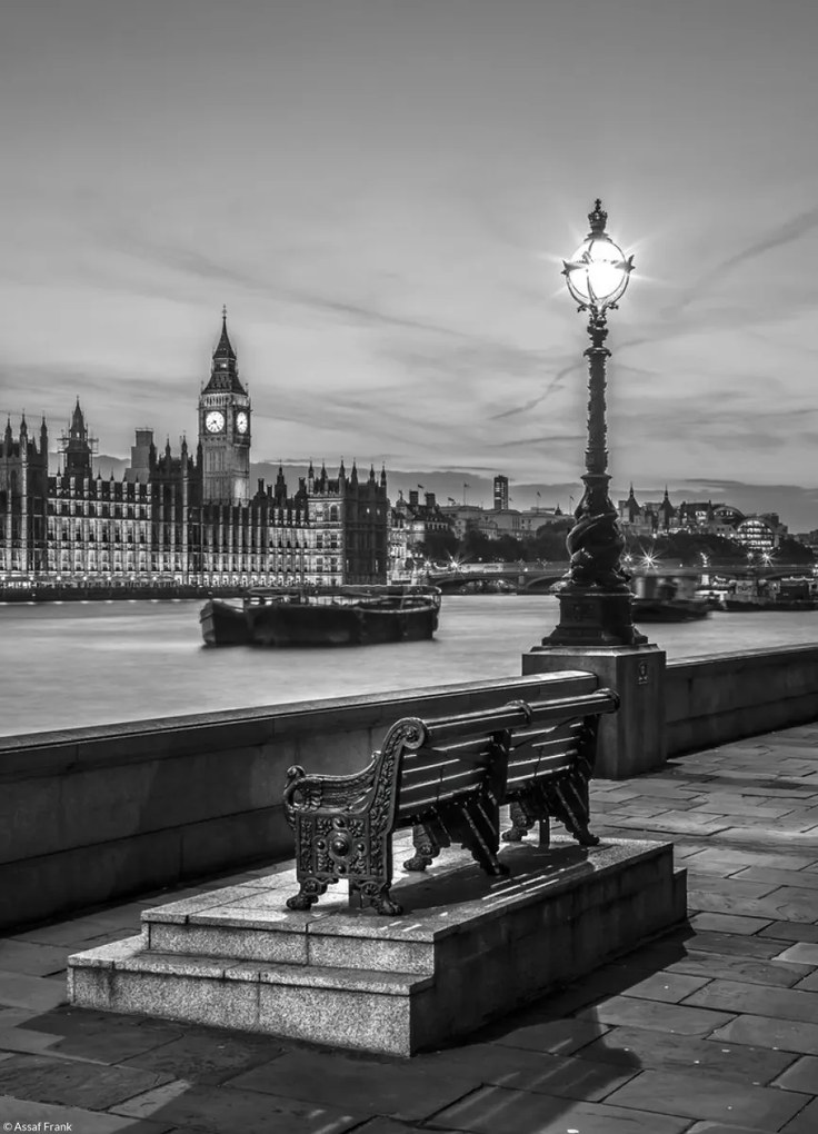 Poszter 20,5x28,4cm Padok a járdán a Temze folyó mellett, Assaf Frank