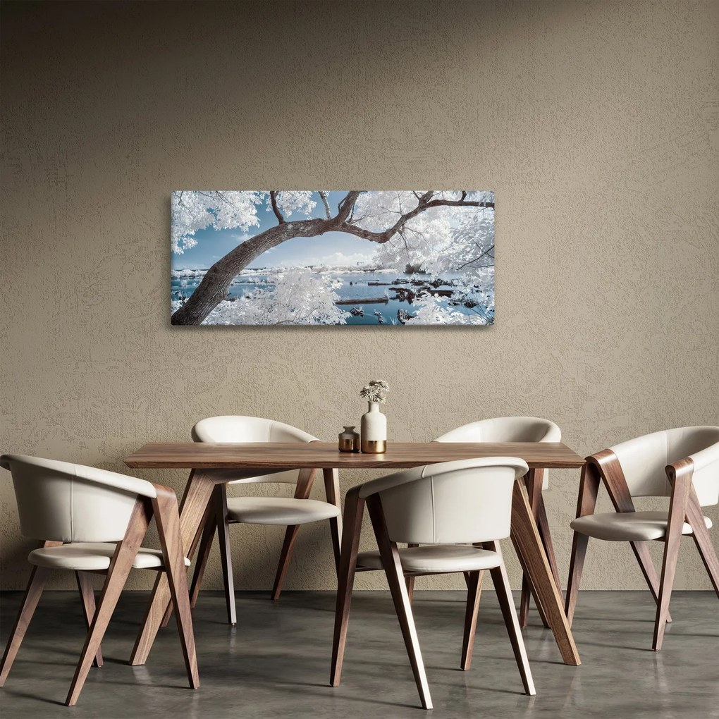 A víz mellett egy havas fa képe (120x50 cm)