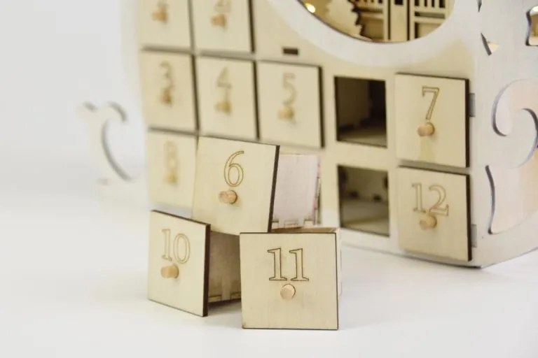 Karácsonyi adventi naptár szán 10 LED elemes