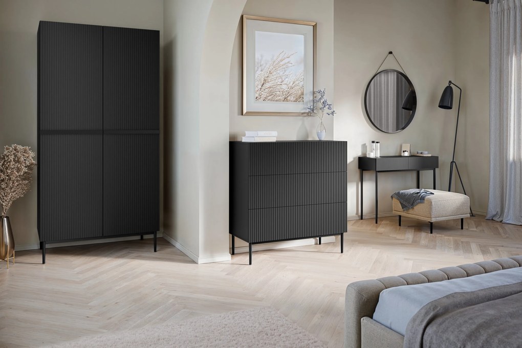 Nicole komód 100 cm, fiókos, bordázott előlap - matt fekete / fekete lábak