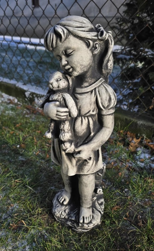 Beton lány figura macival 42 cm Kerti dekoráció