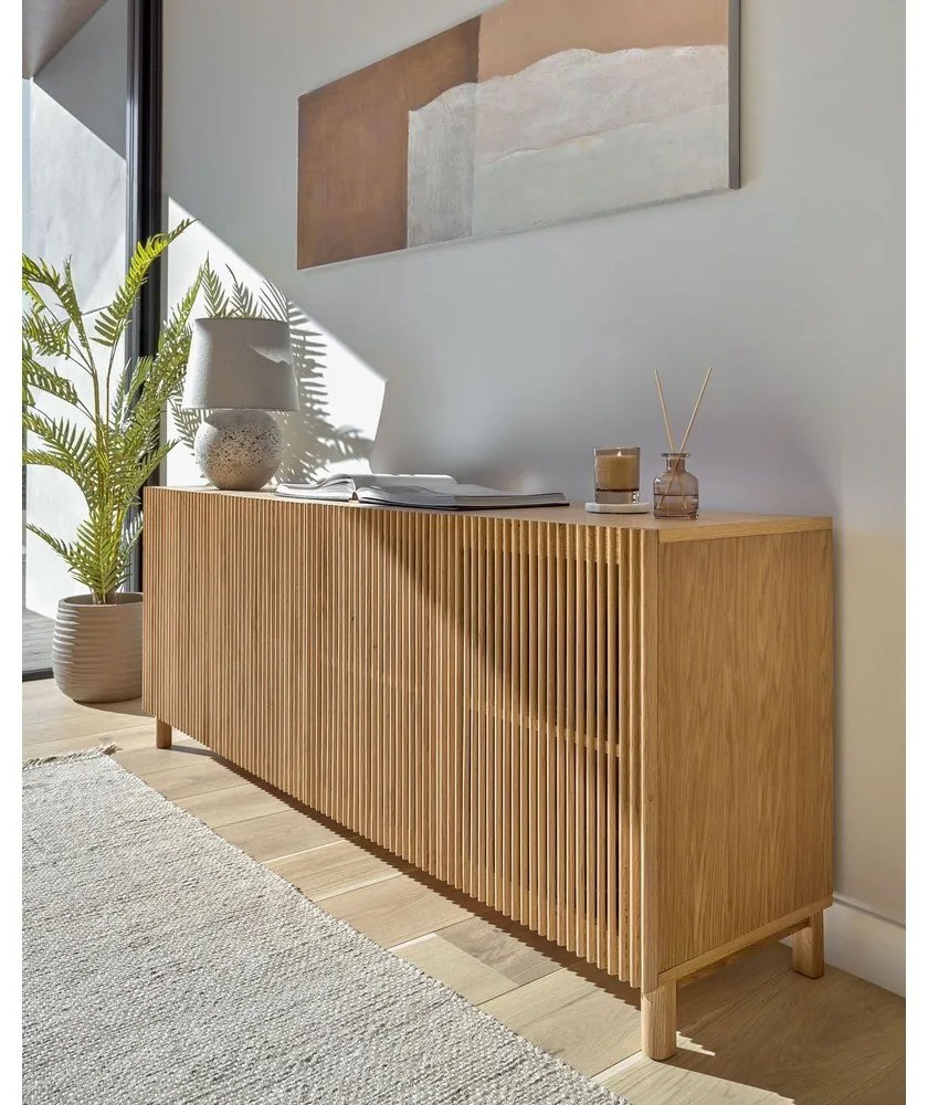 Natúr színű alacsony komód tölgyfa dekorral 180x72 cm Beyla – Kave Home