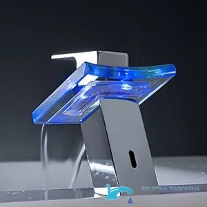 Álló mosdócsaptelep EYN cq0812 LED-világítással, vízeséses kifolyóval, több színváltozatban