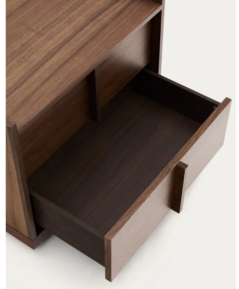 Sötétbarna éjjeliszekrény diófa dekorral Onix – Kave Home