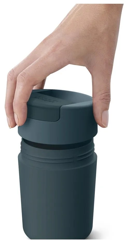Sötétkék utazóbögre 340 ml Sipp – Joseph Joseph