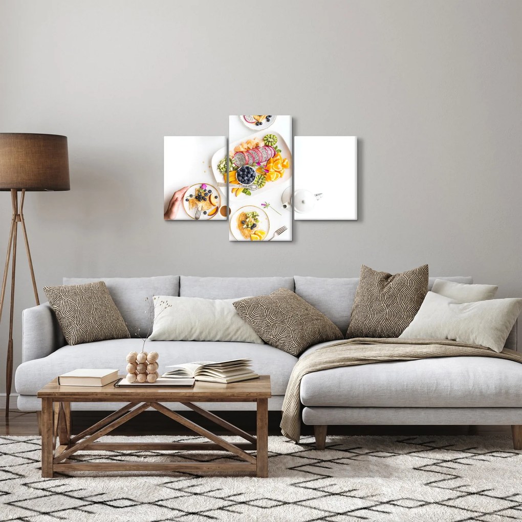 Tányérok gyümölcsökkel az asztalon képe (90x60 cm)