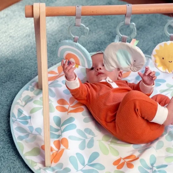 Ingenuity - Gyermek játékszőnyeg fatrapézzal NAP VALLEY