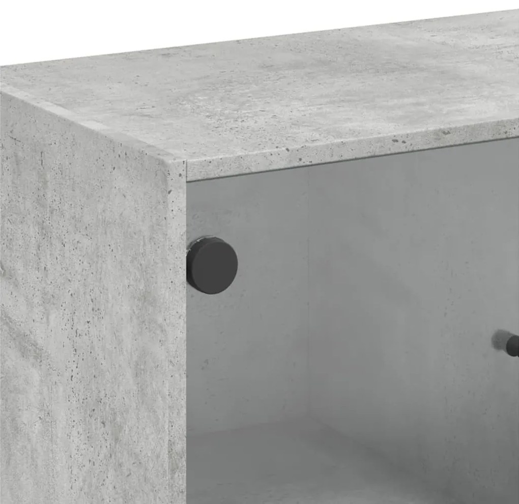 betonszürke kisszekrény üvegajtókkal 68 x 37 x 75,5 cm