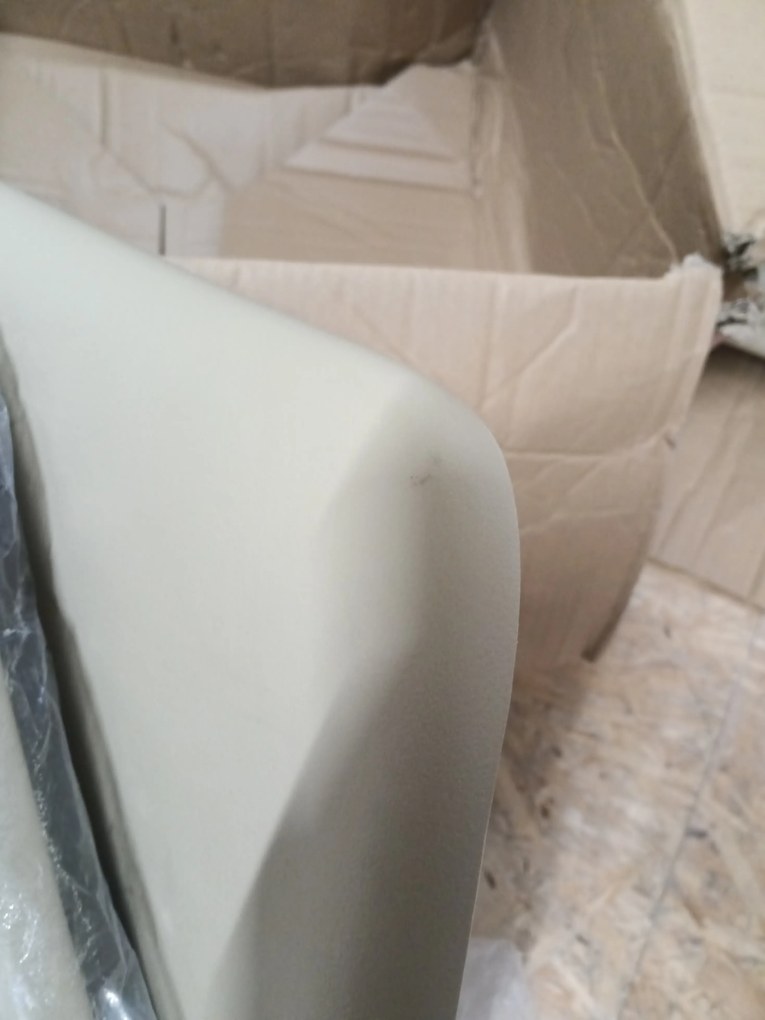 AKCIÓ Bézs BALI MARK szék fekete lábakkal II. osztály