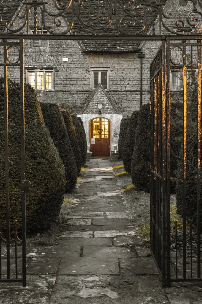 Poszter 30x45cm Egy régi házikó homlokzata Siddingtonban, Assaf Frank