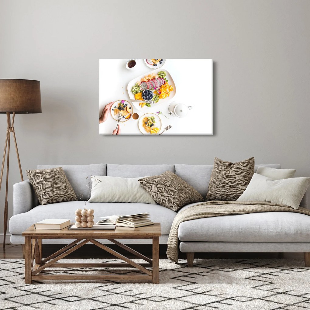 Tányérok gyümölcsökkel az asztalon képe (90x60 cm)