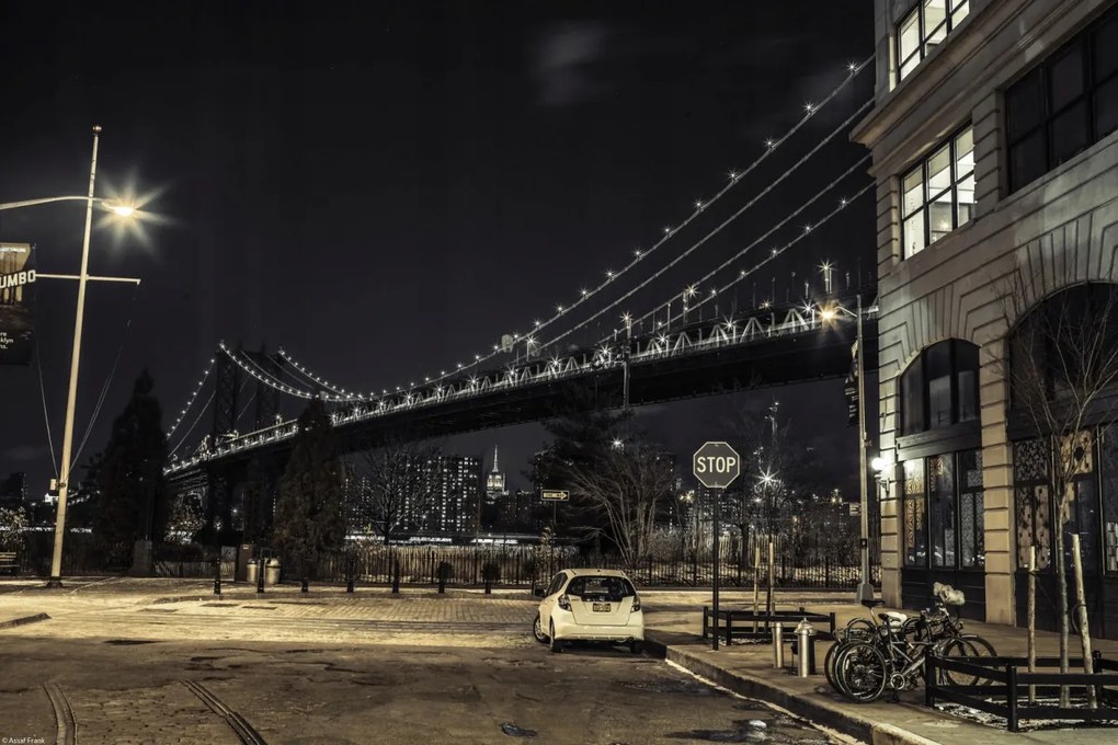 Poszter 45x30cm Esti kilátás a Manhattan hídra az utcáról, Assaf Frank