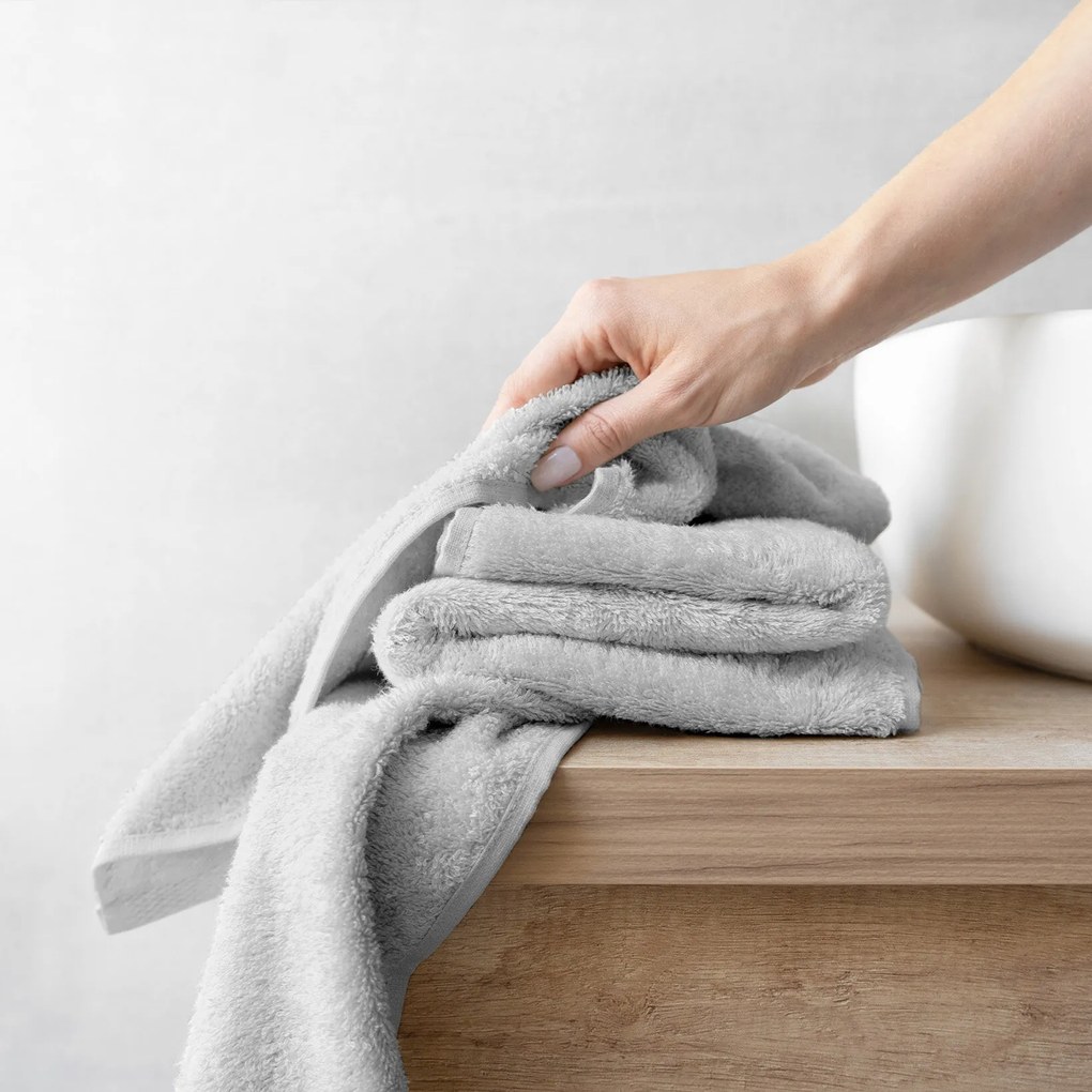 Goldea bambuszszálas törölköző és fürdőlepedő - világosszürke 70 x 140 cm