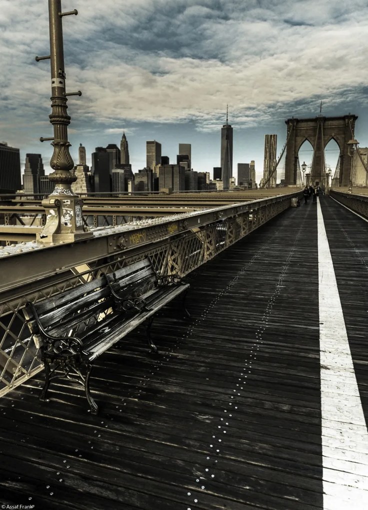 Poszter 20,5x28,4cm Üres pad a gyalogátkelőhelyen a Brooklyn hídon keresztül