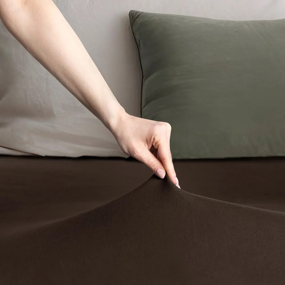 Sötétbarna gumis jersey lepedő 140x200 cm Amber – Restilo
