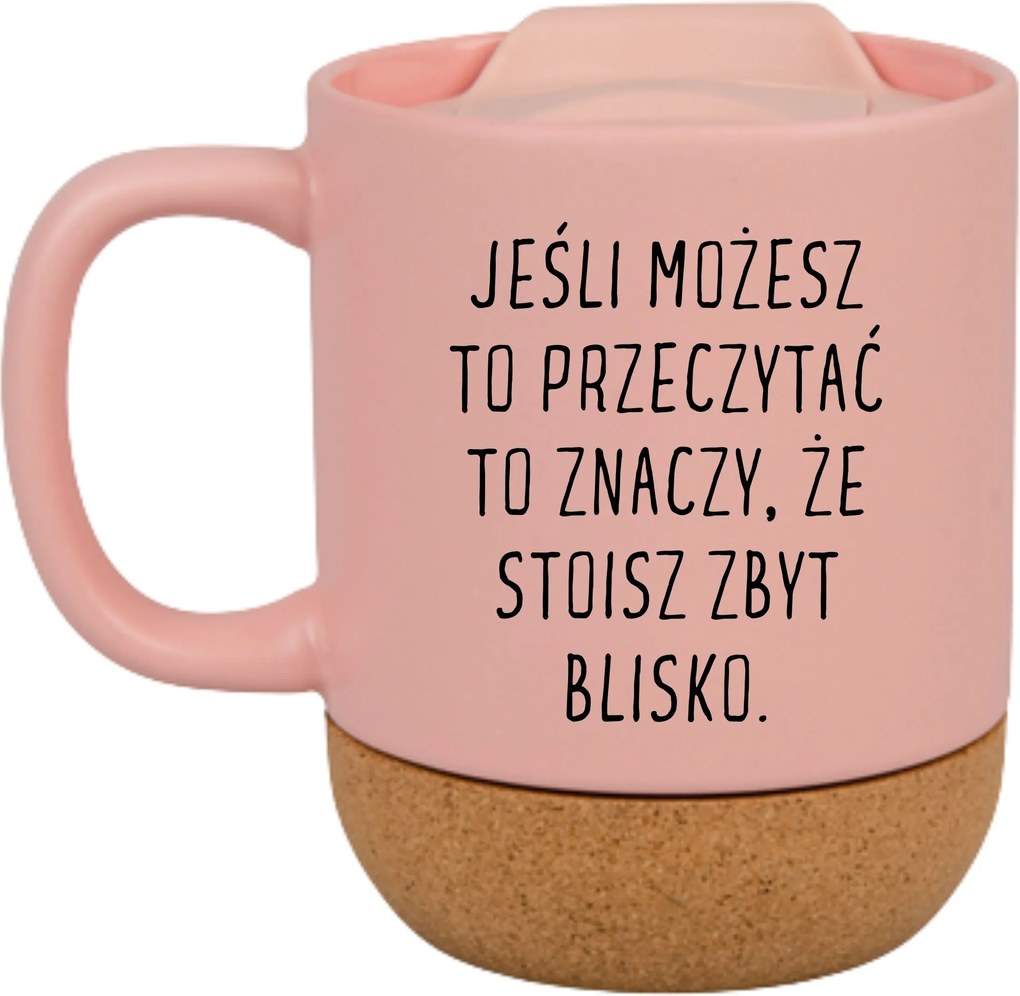 Rózsaszín Bögre Fedéllel És Parafa Aljjal Ajándék Túl Közel Állsz