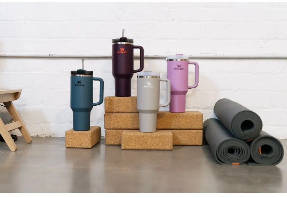 Világosszürke rozsdamentes acél termosz szívószállal 1,18 l Quencher H2.0 FlowState Tumbler Ash – Stanley