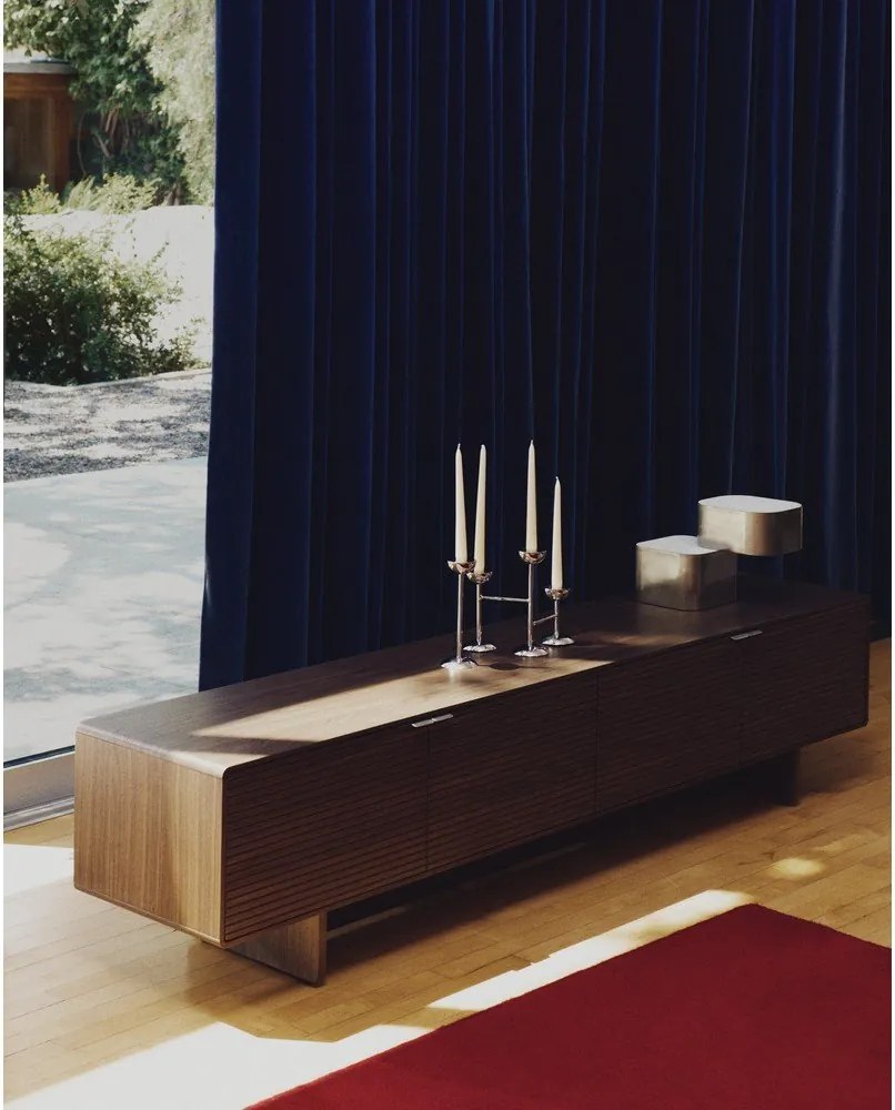 Sötétbarna TV-állvány diófa dekorral 200x46x40 cm Norlen – Kave Home