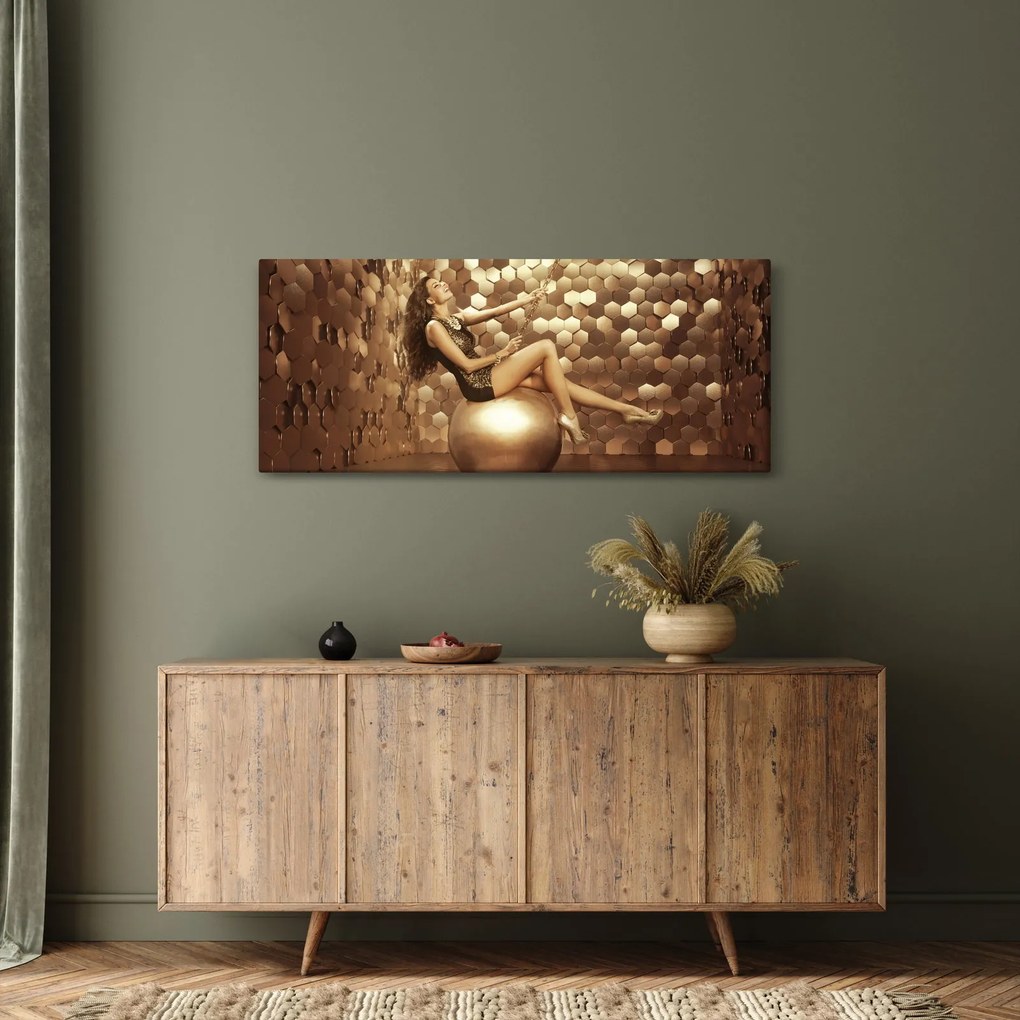 Egy nő képe egy arany szobában (120x50 cm)