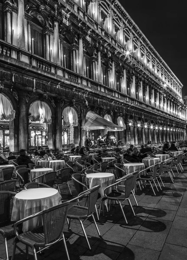 Poszter 39,5x55cm Éjszakai felvétel egy utcai kávézóról a Szent Márk téren, Assaf