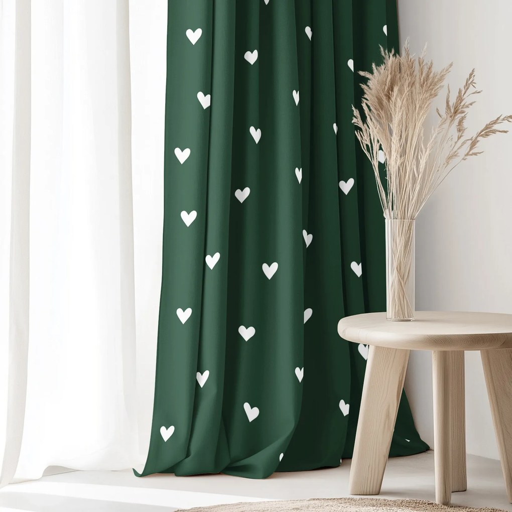 Goldea karácsonyi pamut drapéria - szívecskék, sötétzöld alapon 220x150 cm