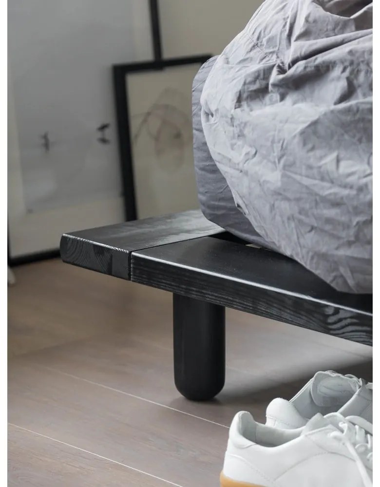 Fekete borovi fenyő franciaágy ágyráccsal 140x200 cm Peek – Karup Design