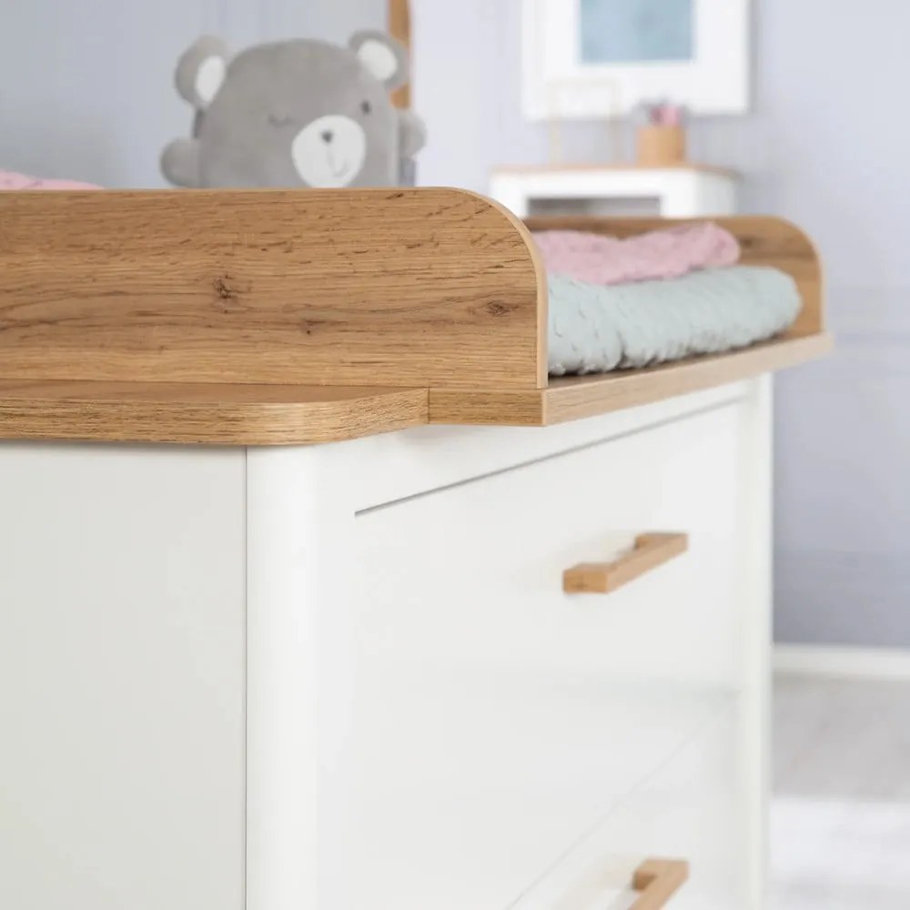 Fehér alacsony gyerek komód pelenkázó feltéttel tölgyfa dekorral 119x100 cm Ava – Roba