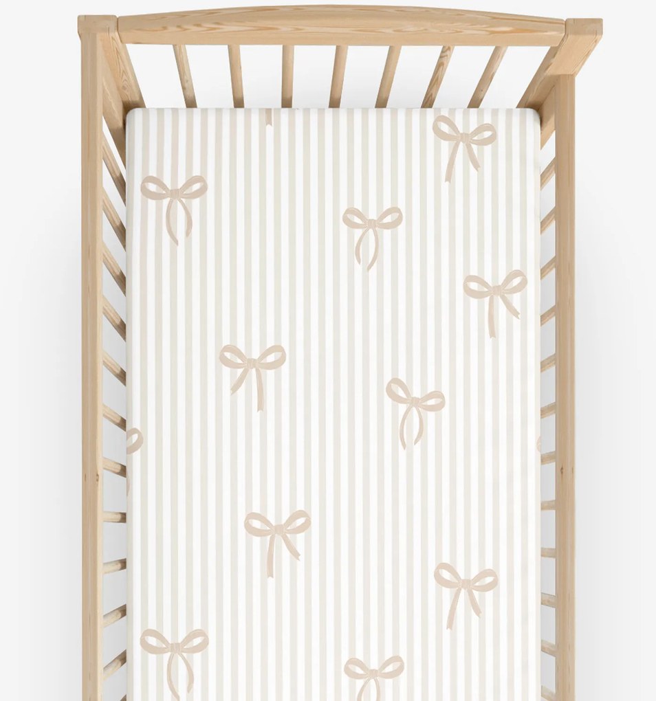 Goldea gyermek gumis pamut lepedő kiságyba - latte masnik és csíkok 70 x 140 cm