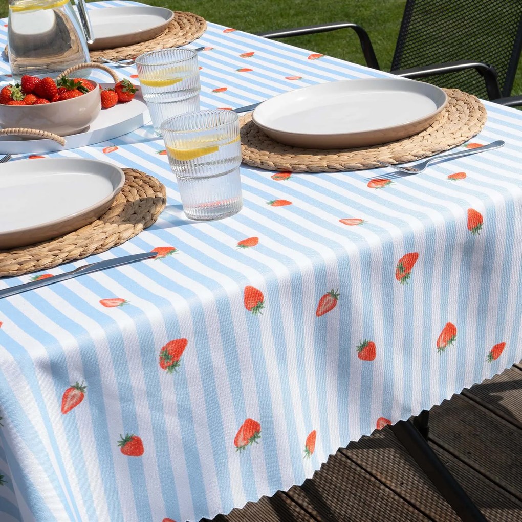 Goldea teflonos asztalterítő - eprek kék csíkos alapon 120 x 180 cm