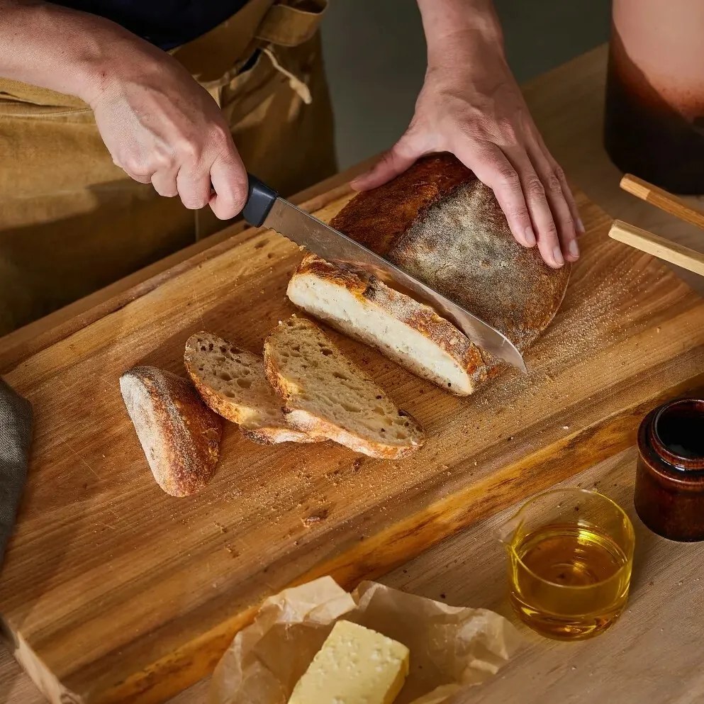 Fiskars 1054945 kenyérvágó kés, 22 cm