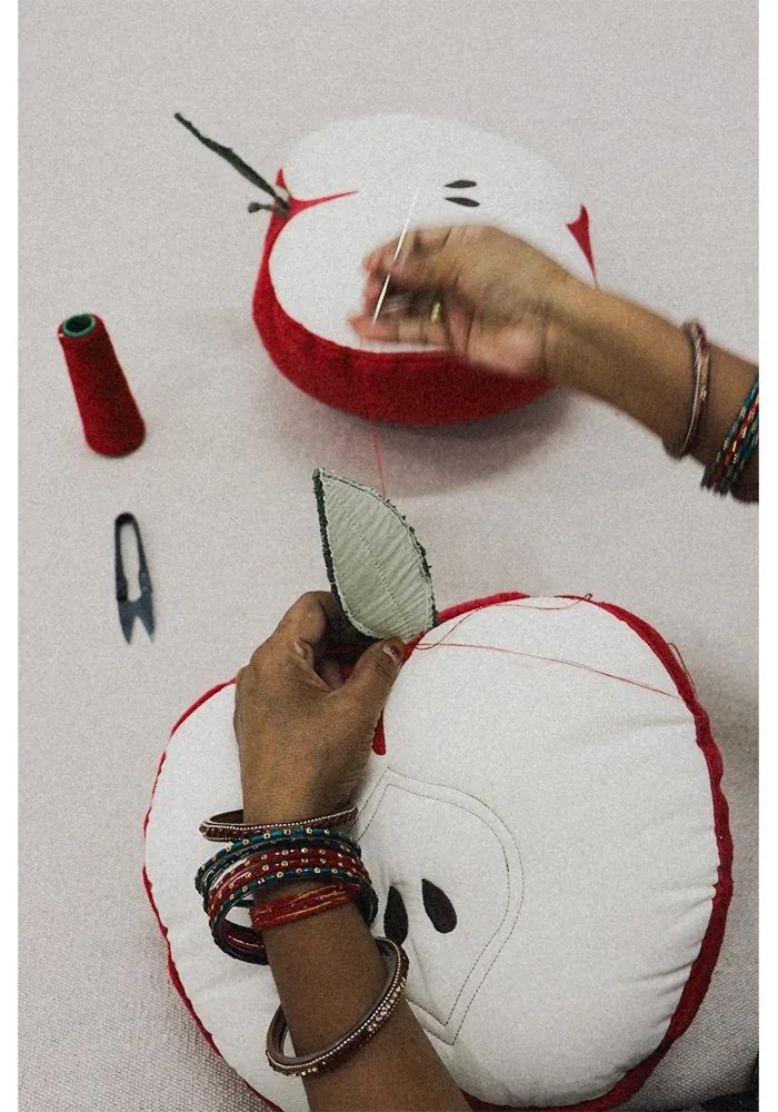 Pamut gyerek párna ø 30 cm Apple – Lorena Canals