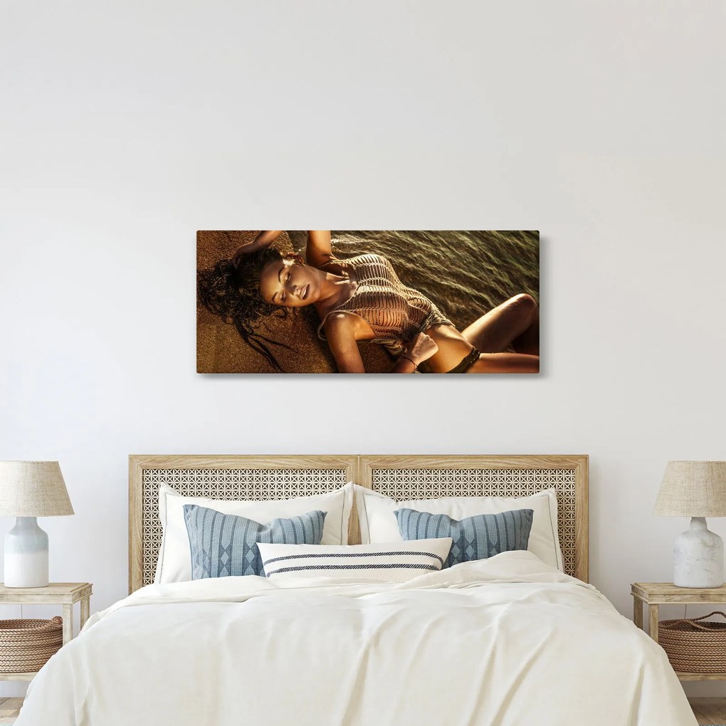 Fekvő nő a tengerparton képe (120x50 cm)