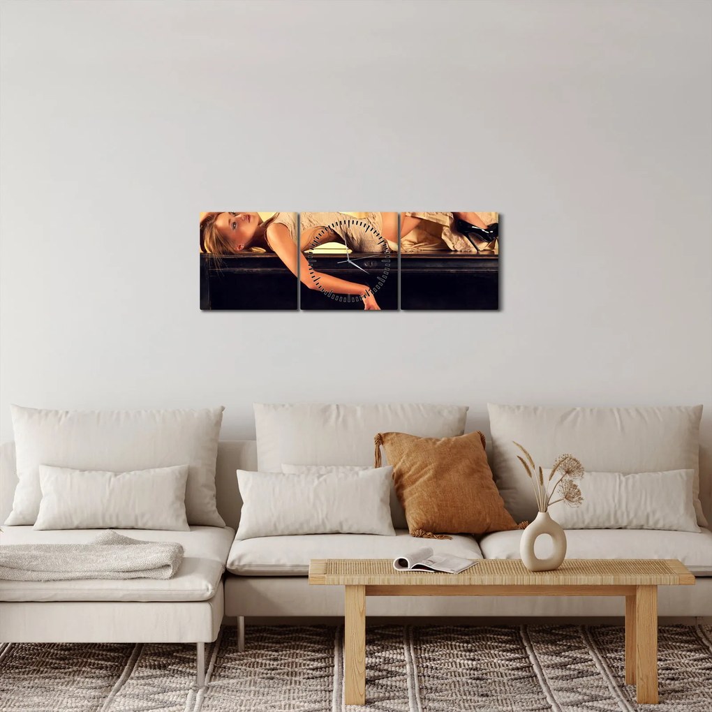 Kép - nő a zongoránál (órával) (90x30 cm)