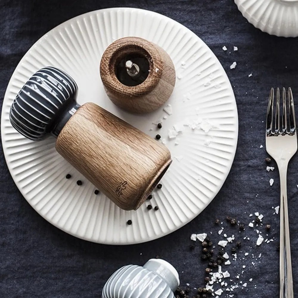 Hammershoi tölgyfa fűszerörlő, sötétkék porcelán részletekkel, magasság 13 cm - Kähler Design