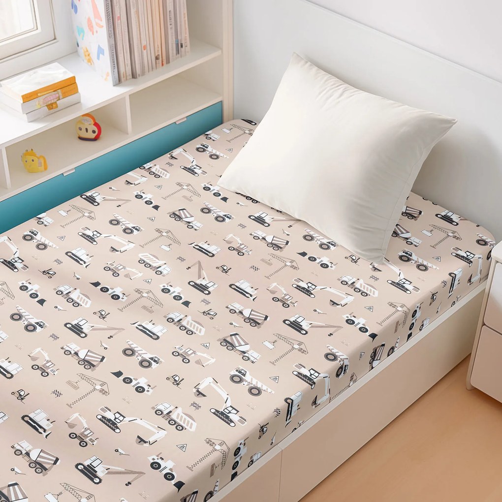 Goldea gyerek pamut körgumis lepedő - teherautók és markolók bézs alapon 140 x 200 cm