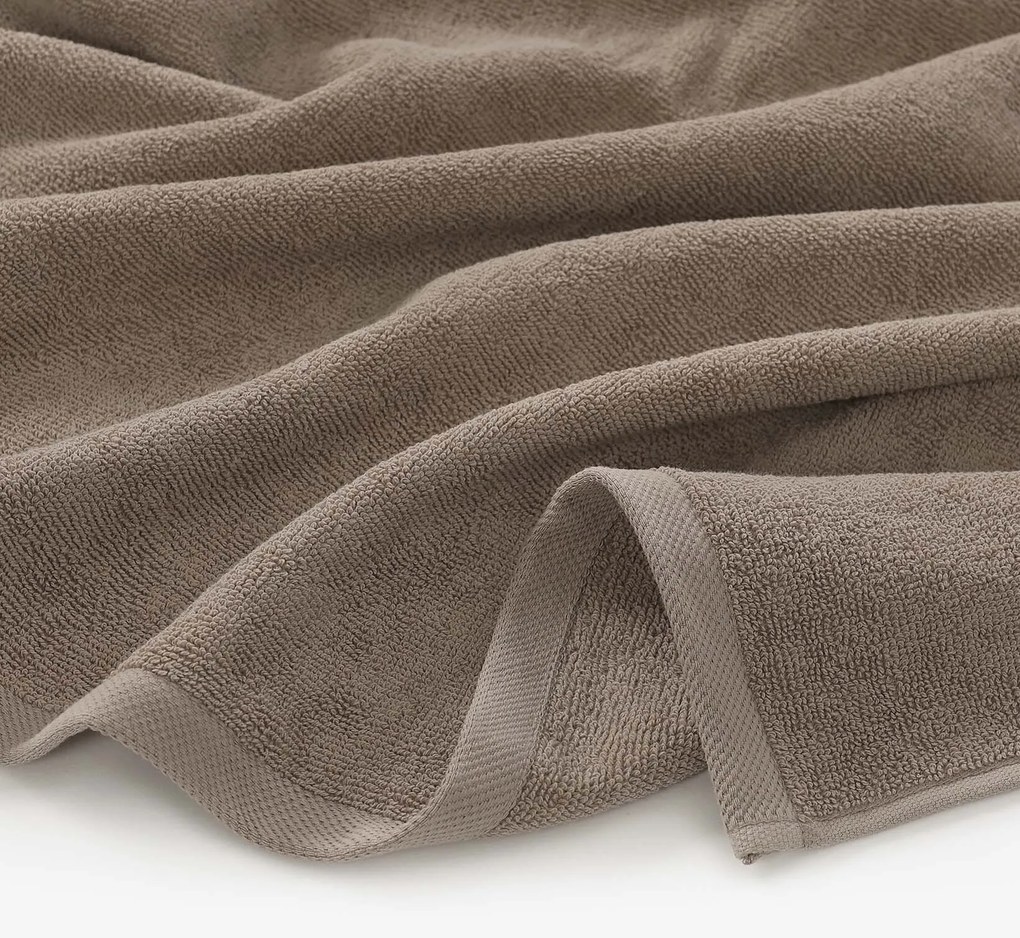 Goldea bordűr nélküli frottír törölköző és fürdőlepedő soft – szürkésbarna 30 x 50 cm