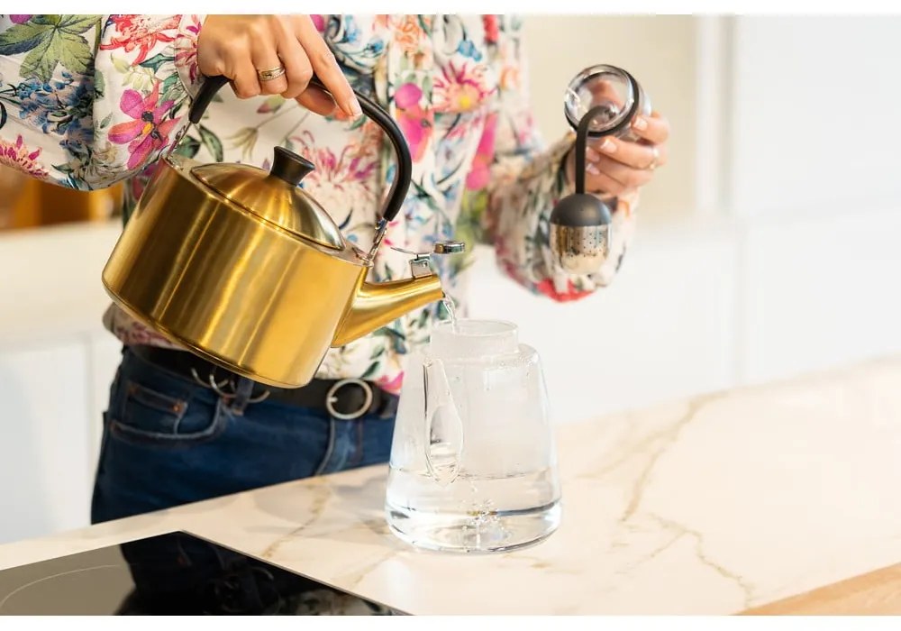 Aranyszínű rozsdamentes acél vízforraló kanna 1,5 l Diamante – Vialli Design