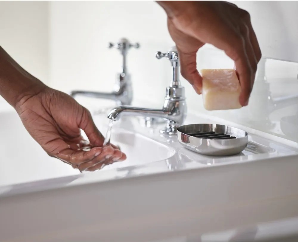 Fényes ezüstszínű rozsdamentes acél szappantartó EasyStore Luxe – Joseph Joseph