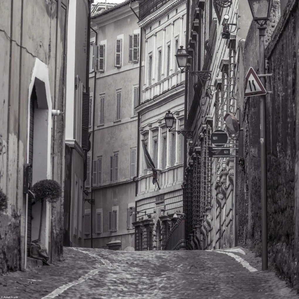 Poszter 30x30cm Keskeny utca régi épületek között Rómában 2, Assaf Frank
