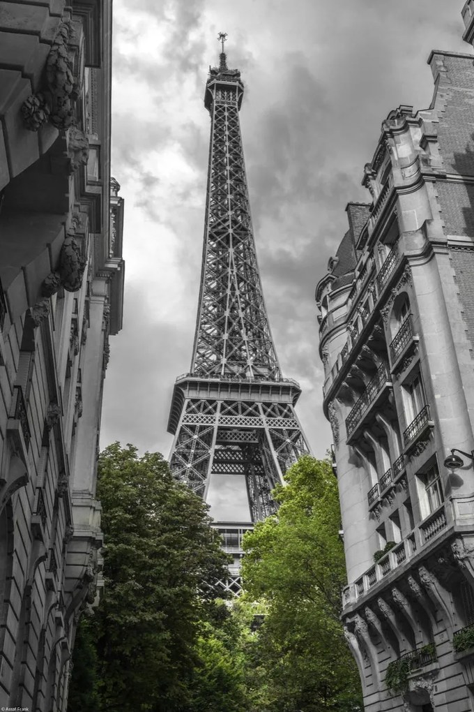 Poszter 30x45cm Kilátás az Eiffel-toronyra Párizs egy szűk utcájából, Assaf Fran