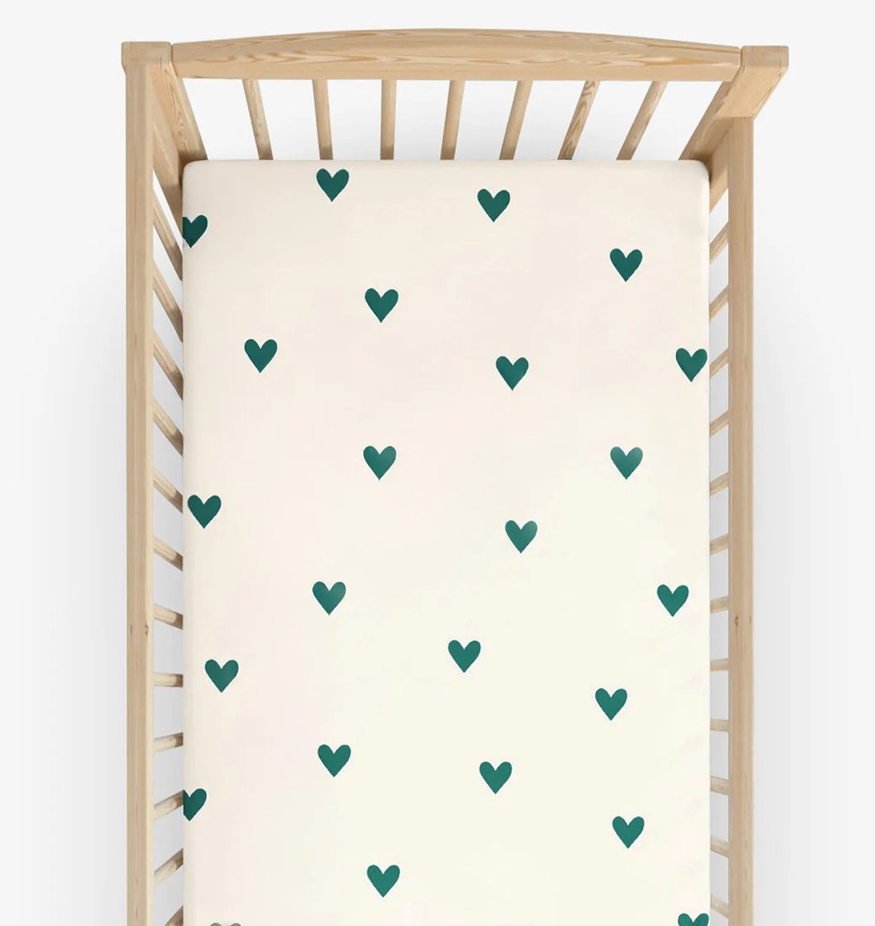 Goldea gyermek körgumis pamut lepedő kiságyba - szívecskék, elefántcsont színű alapon 70 x 140 cm