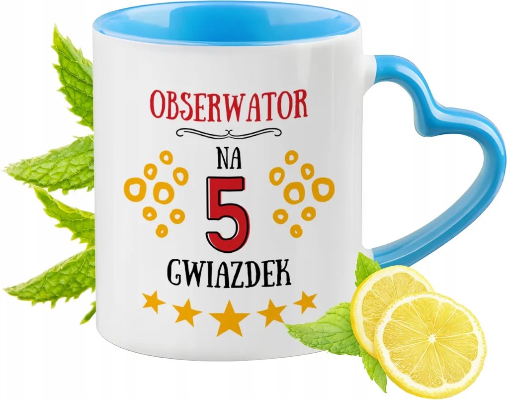 Kék bögre szív alakú füllel a megfigyelőnek ajándékba