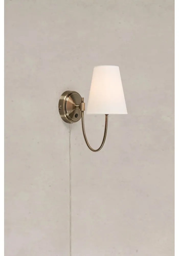 Fehér-sárgaréz színű konnektorhoz csatlakoztatható fali lámpa Amar – Markslöjd