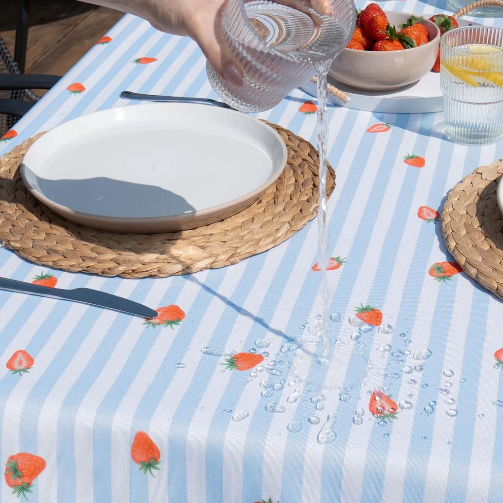 Goldea teflonos asztalterítő - eprek kék csíkos alapon 120 x 160 cm