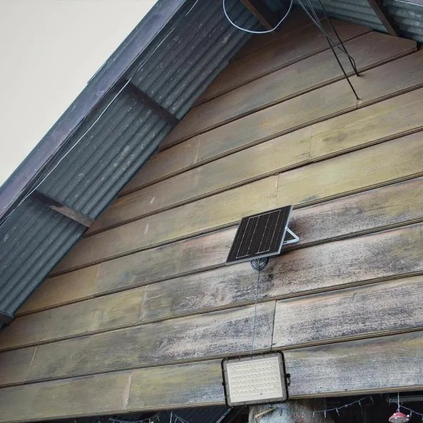 LED Kültéri napalemes reflektor LED/15W/3,2V IP65 6400K fekete + + távirányító