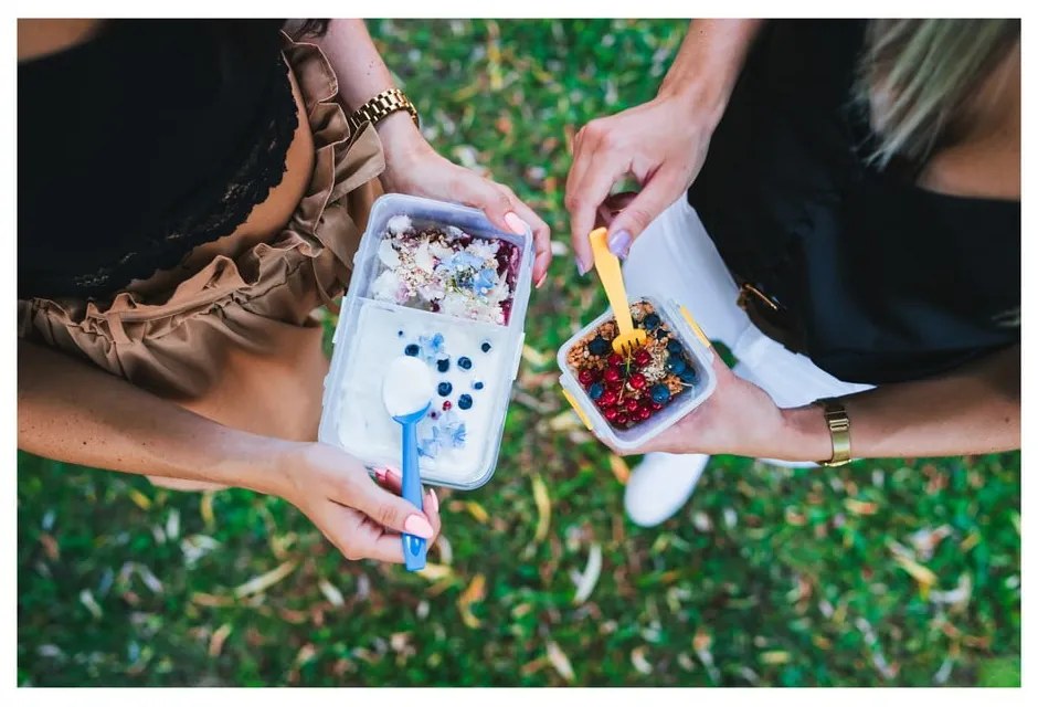 Kétrészes zöld ételes doboz evőeszközökkel, 650 ml + 230 ml - Vialli Design