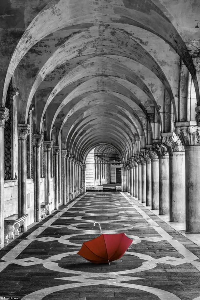 Poszter 20x30cm Esernyő a Dózse-palota ívében, Assaf Frank